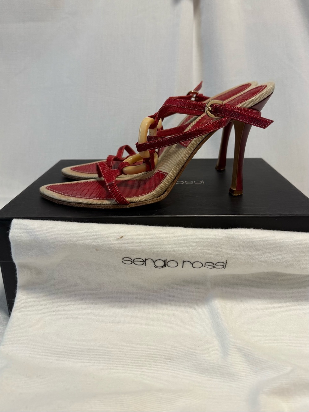 Sergio Rossi Red Patent T-Strap Sandals with Cream Chain Detail - Picture 4 of 4